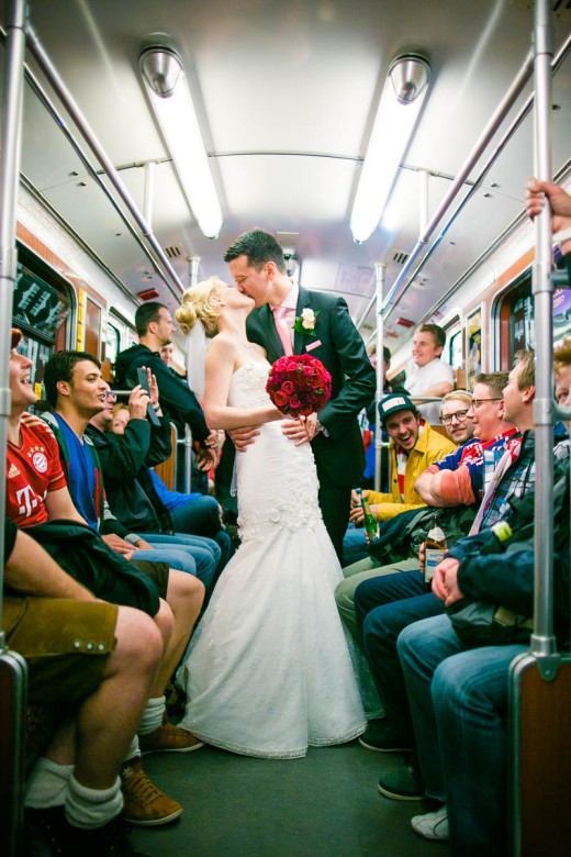 mit dem Brautpaar in der U-Bahn